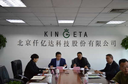 仟億達(dá)田總(左二)與通城縣林業(yè)局領(lǐng)導(dǎo)簽訂林業(yè)碳匯項(xiàng)目開發(fā)與管理合同書 仟億達(dá)田總(左二)與通城縣林業(yè)局領(lǐng)導(dǎo)簽訂林業(yè)碳匯項(xiàng)目開發(fā)與管理合同書