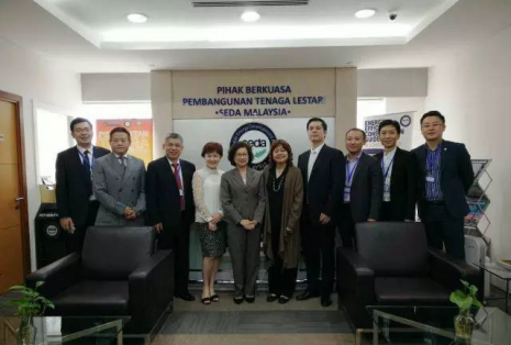 仟億達(dá)董事長(zhǎng)鄭兩斌(右四)及考察團(tuán)成員與馬來(lái)西亞政府組織工作人員合影 仟億達(dá)董事長(zhǎng)鄭兩斌(右四)及考察團(tuán)成員與馬來(lái)西亞政府組織工作人員合影