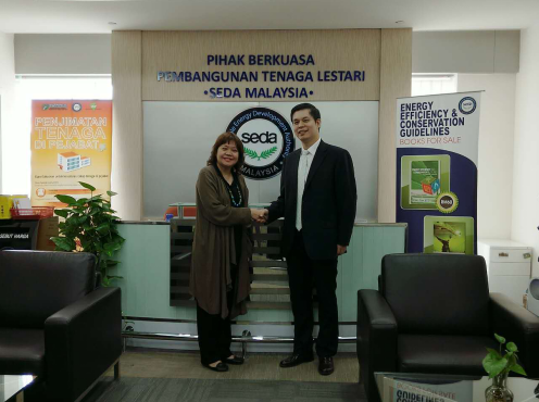 仟億達(dá)董事長(zhǎng)鄭兩斌與馬來(lái)西亞可持續(xù)能源發(fā)展局總裁Catherine Ridu女士 仟億達(dá)董事長(zhǎng)鄭兩斌與馬來(lái)西亞可持續(xù)能源發(fā)展局總裁Catherine Ridu女士