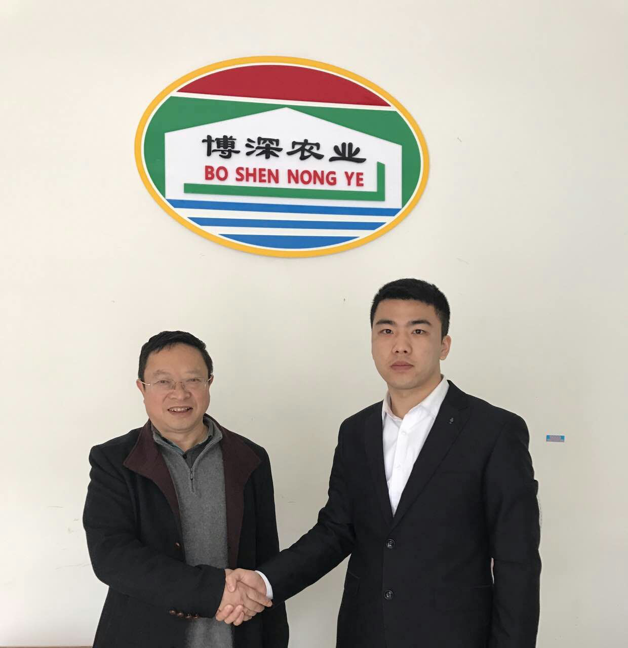 仟億達(dá)集團(tuán)孫總與云南博深負(fù)責(zé)人簽約合影 仟億達(dá)集團(tuán)孫總與云南博深負(fù)責(zé)人簽約合影