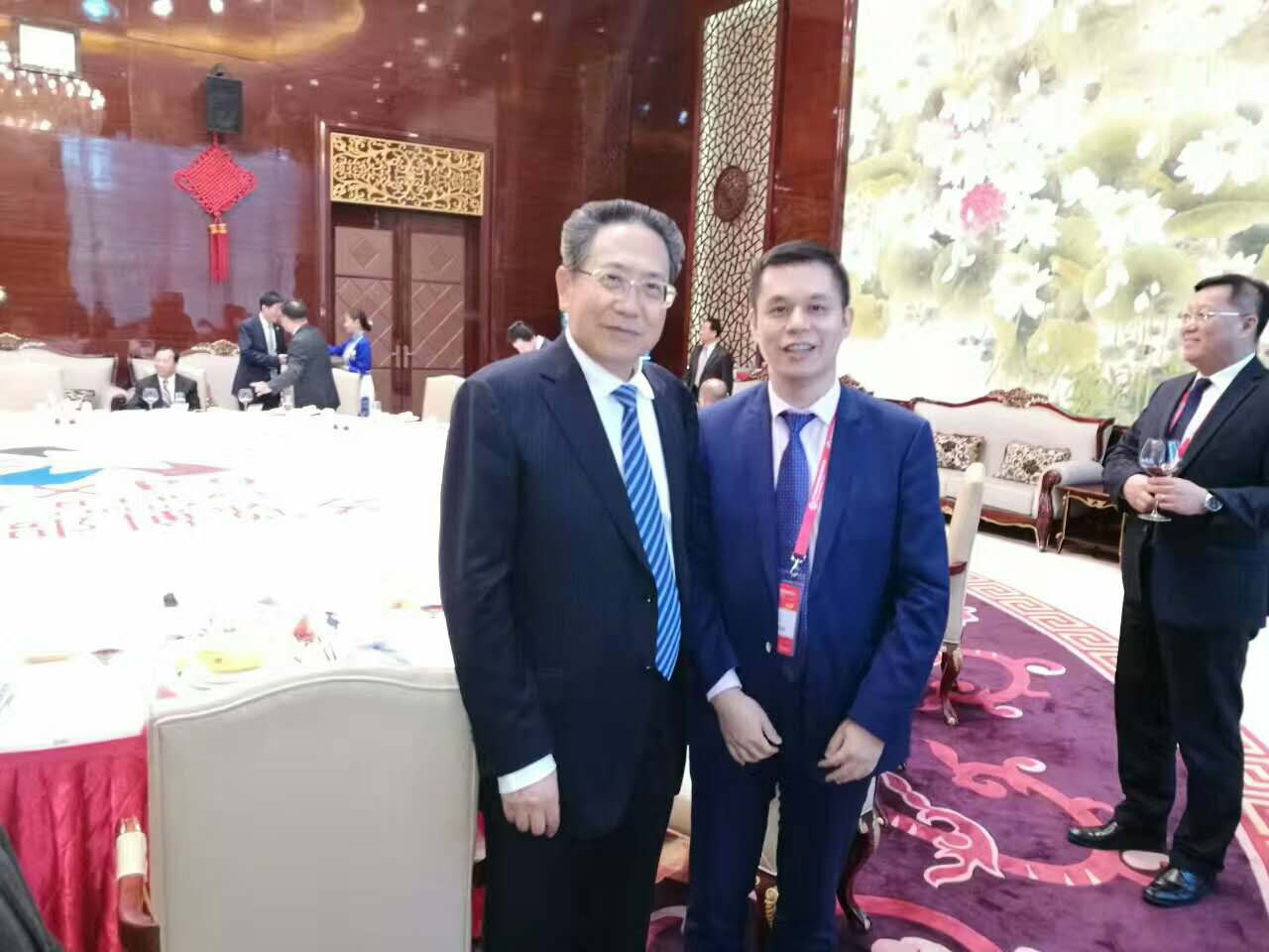 安徽省委書記、省人常委會主任李錦斌（左）仟億達(dá)集團(tuán)董事長鄭兩斌（右）與合影留念