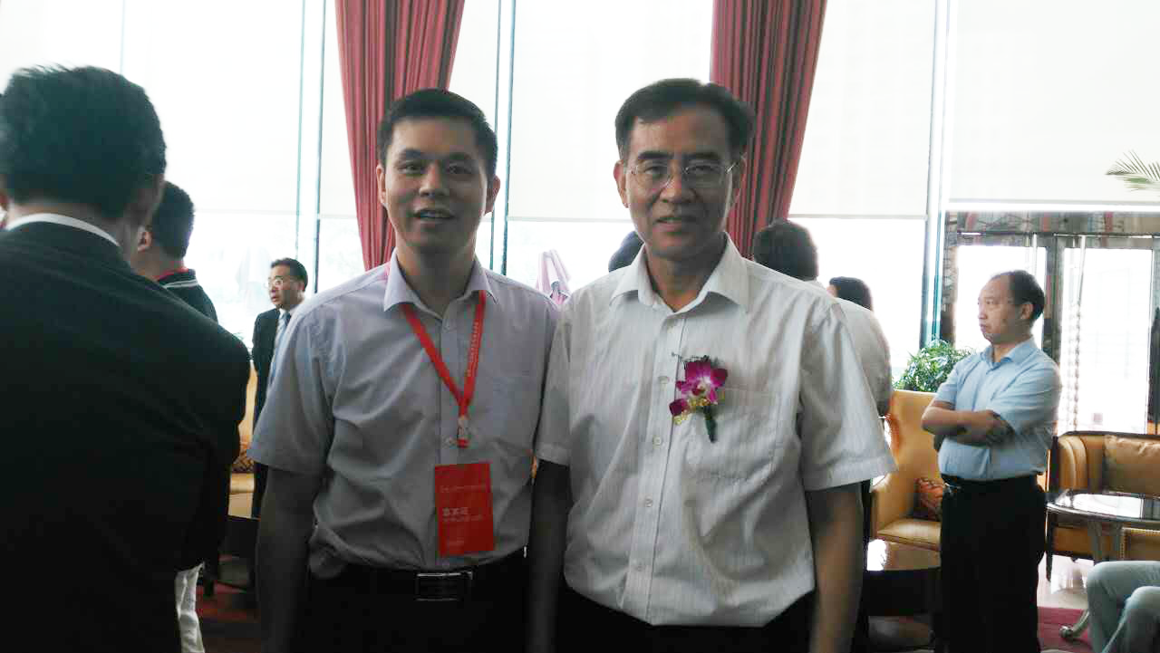 仟億達集團董事長鄭兩斌(左)與沈陽市副市長張景輝(右) 仟億達集團董事長鄭兩斌(左)與沈陽市副市長張景輝(右)