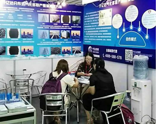 仟億達(dá)工作人員為客戶講解 仟億達(dá)工作人員為客戶講解