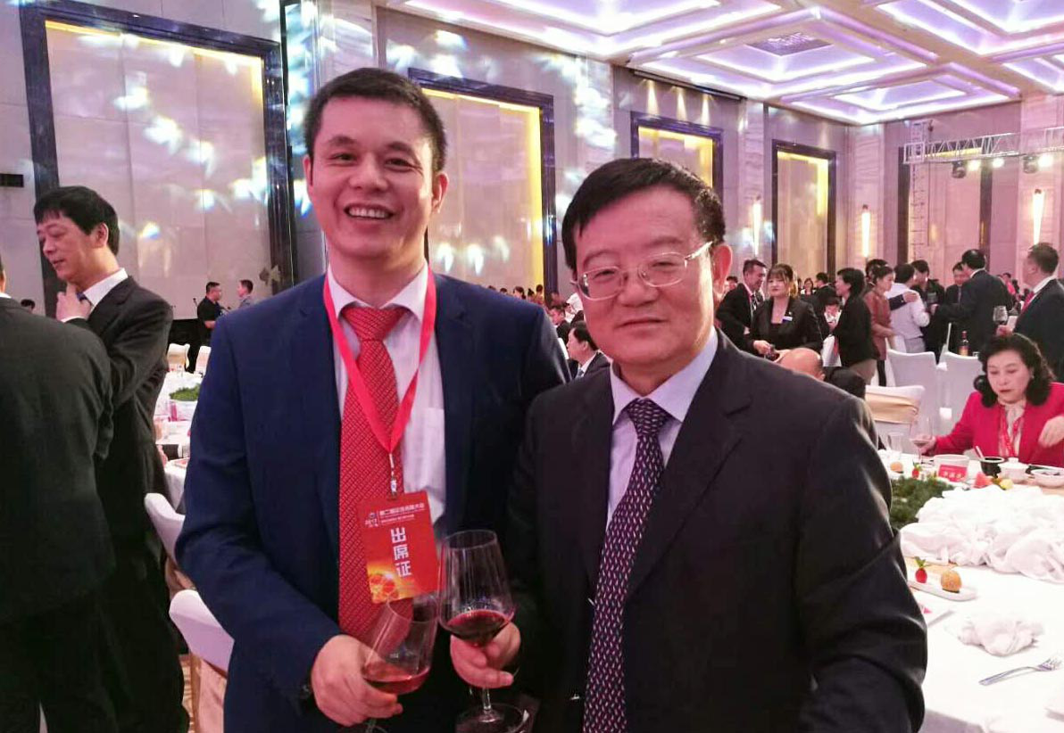 全國(guó)工商聯(lián)黨組書記、常務(wù)副主席徐樂江（右）與仟億達(dá)集團(tuán)董事長(zhǎng)鄭兩斌（左）